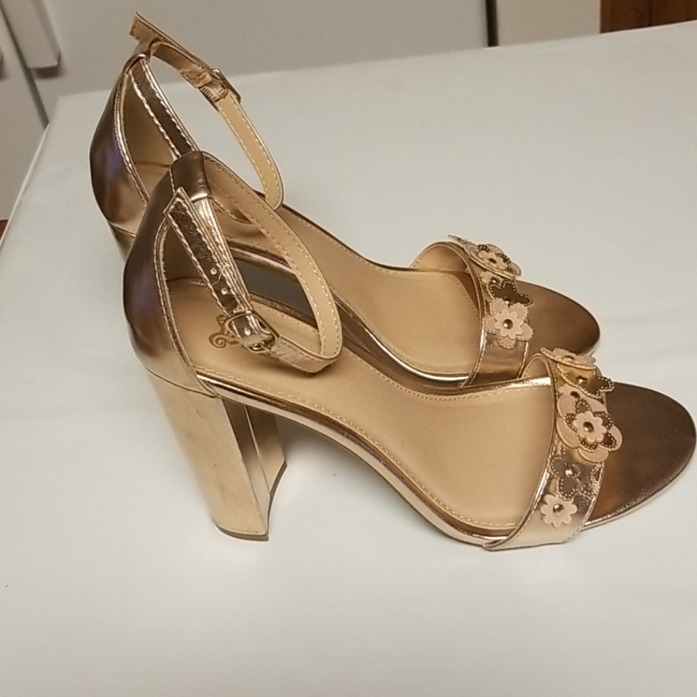 Shoes - Picture 3 of 4
